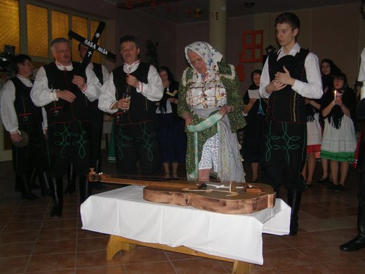 Pochovánie basy 01.JPG