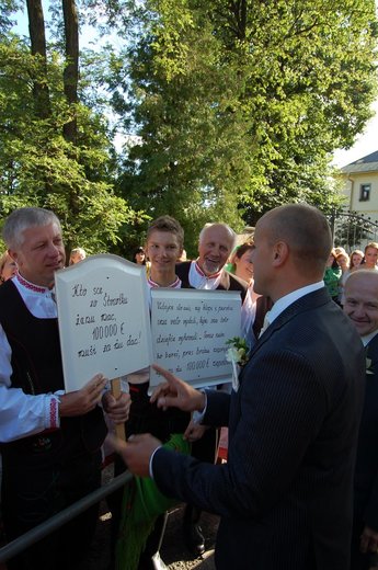 Stavanie brány novomanželom 01.JPG