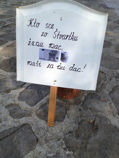 Stavanie brány novomanželom 04.JPG